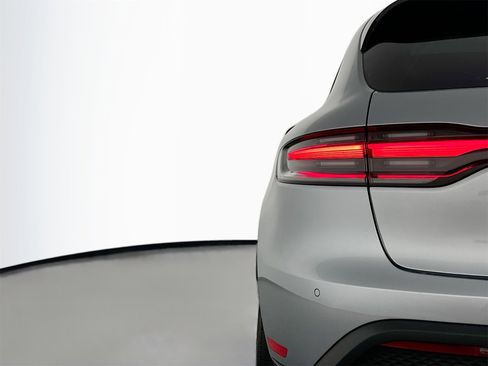 Certified 2025 Porsche Macan image 16