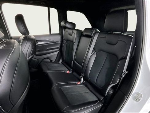 Used 2025 Jeep Grand Cherokee 4WD image 22