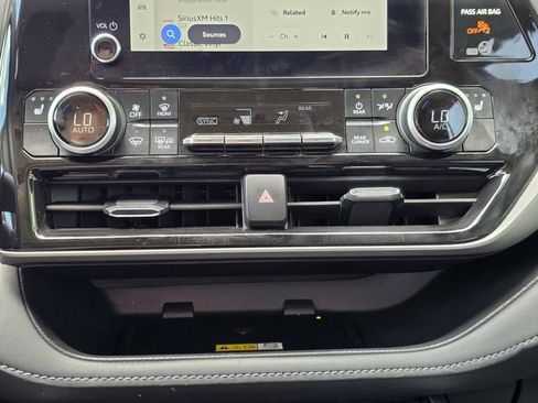 Certified 2025 Toyota Highlander XLE FWD image 17
