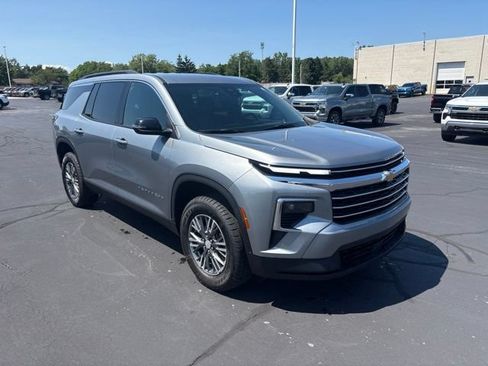 Used 2025 Chevrolet Traverse LT FWD image 4