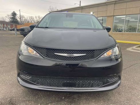 Used 2023 Chrysler Voyager LX image 2