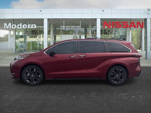 Used 2022 Toyota Sienna XSE FWD image 2
