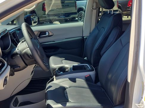 Used 2024 Chrysler Pacifica Touring-L image 21