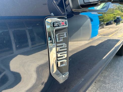 Used 2017 Ford F250 XL w/ STX Appearance Package AWD/4WD image 4