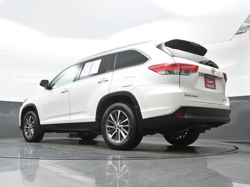 Used 2019 Toyota Highlander XLE AWD/4WD image 32
