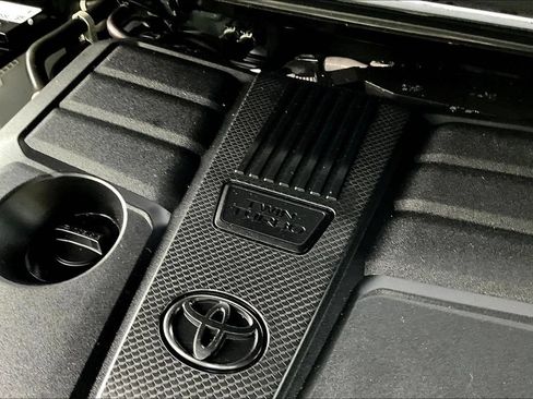 Used 2025 Toyota Tundra Limited AWD/4WD image 34