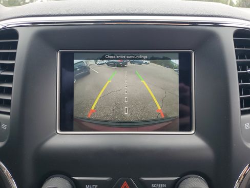 Used 2018 Jeep Grand Cherokee Laredo image 5