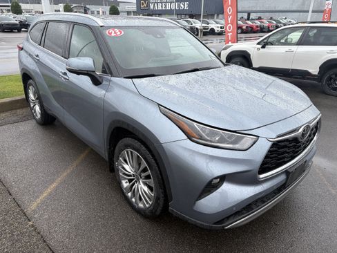 Used 2023 Toyota Highlander Platinum AWD/4WD image 2