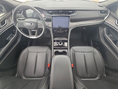 Used 2025 Jeep Grand Cherokee Limited w/ Black Appearance Package image 21