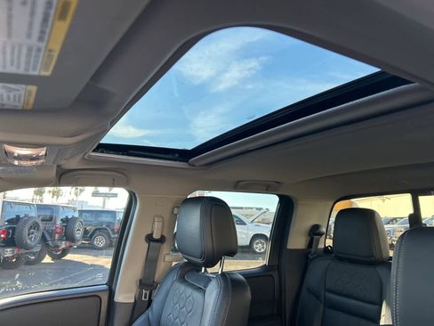 Used 2024 Nissan Frontier SL image 25