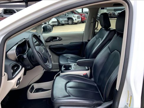 Used 2023 Chrysler Pacifica Touring-L image 8