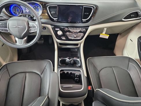 Used 2022 Chrysler Pacifica Limited FWD image 13
