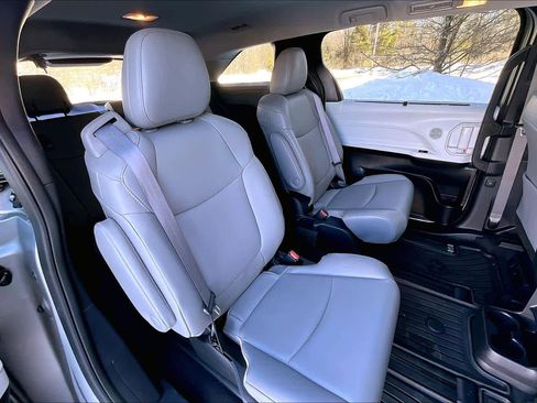 Used 2025 Toyota Sienna XLE image 20