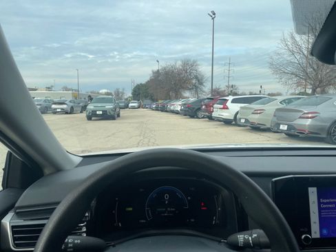 Used 2025 Toyota Camry LE image 34