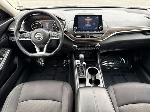Used 2024 Nissan Altima 2.5 SV FWD image 14