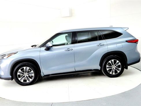 Certified 2021 Toyota Highlander XLE image 3