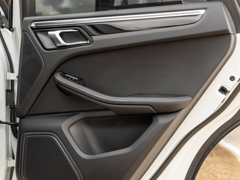 Certified 2023 Porsche Macan AWD/4WD image 38