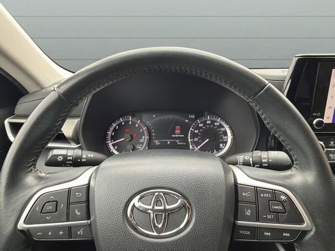Used 2023 Toyota Highlander LE AWD/4WD image 14
