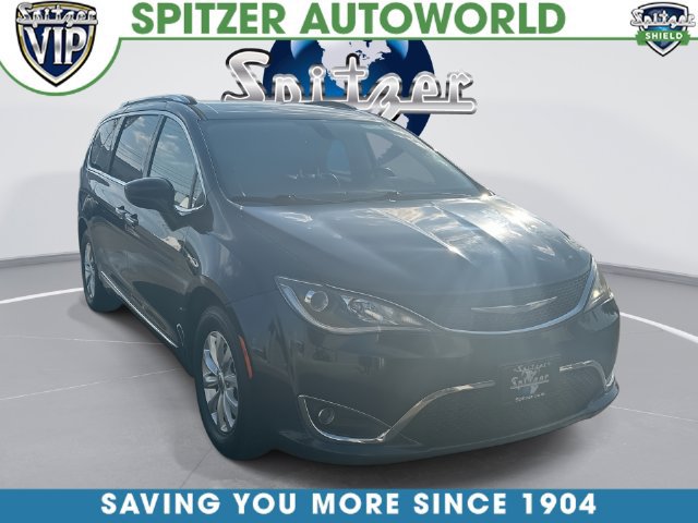 Used 2018 Chrysler Pacifica Touring-L FWD image 1