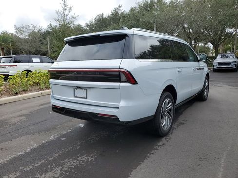New 2025 Lincoln Navigator L Reserve AWD/4WD image 4