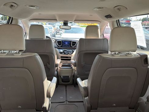 Used 2017 Chrysler Pacifica Touring-L FWD image 33