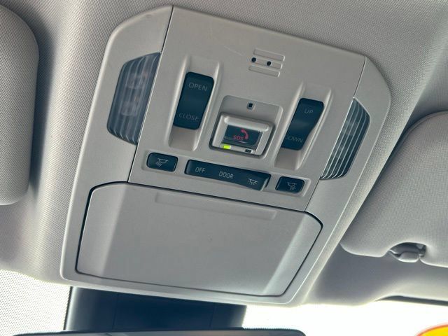 Used 2022 Toyota Highlander XLE AWD/4WD image 57