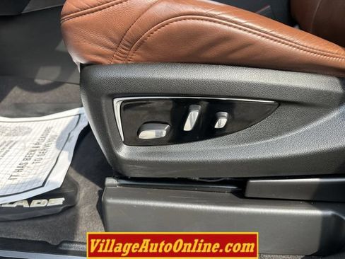 Used 2020 Cadillac Escalade ESV Premium Luxury AWD/4WD image 16