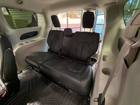 Used 2018 Chrysler Pacifica Touring-L Plus FWD image 7