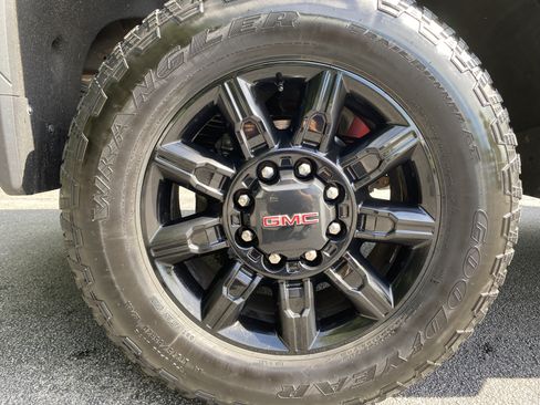 Used 2024 GMC Sierra 2500 AT4 w/ Technology Package AWD/4WD image 14