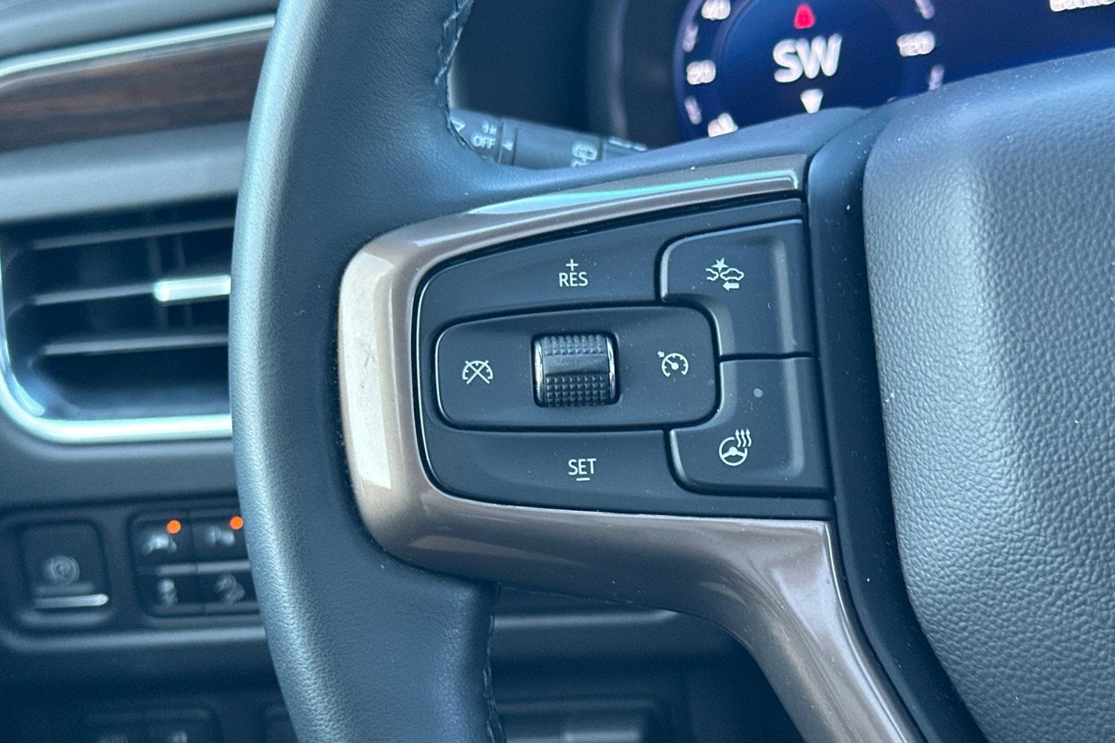 Used 2023 Chevrolet Suburban High Country AWD/4WD image 35