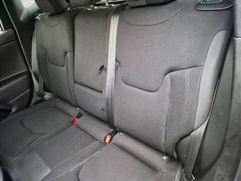 Used 2018 Jeep Renegade Altitude w/ UConnect 8.4 Nav Group FWD image 20