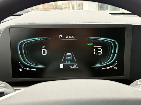 Used 2024 Kia Niro LX image 32