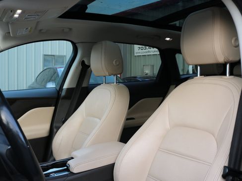 Used 2017 Jaguar F-PACE Prestige image 13