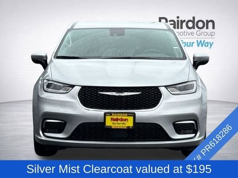 Used 2023 Chrysler Pacifica Touring-L image 2