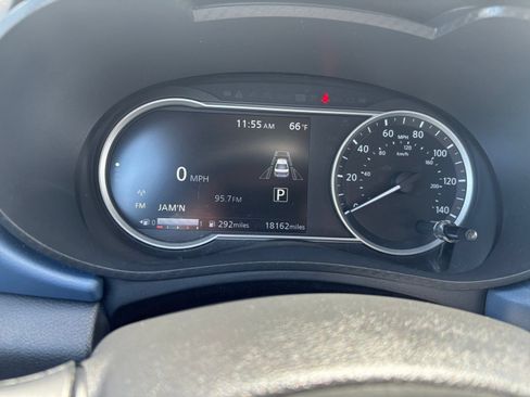 Used 2025 Nissan Versa SV FWD image 38