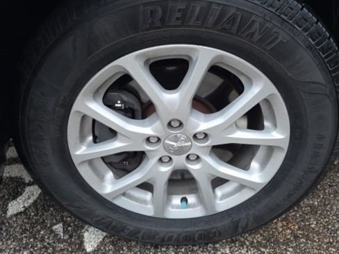 Used 2017 Jeep Cherokee Latitude w/ Comfort/Convenience Group image 9