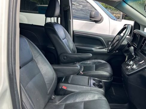 Used 2016 Toyota Sienna SE FWD image 2