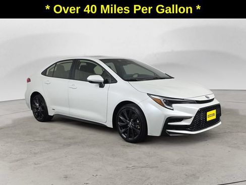 Used 2024 Toyota Corolla SE w/ SE Package AWD/4WD image 3