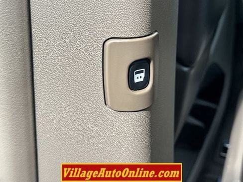 Used 2014 Chrysler Town & Country Touring FWD image 33