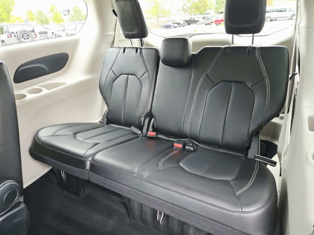 Certified 2024 Chrysler Pacifica Touring-L FWD image 13