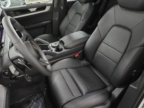 Certified 2025 Porsche Cayenne AWD/4WD image 5