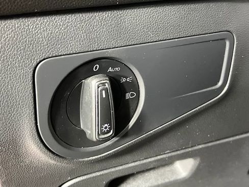 Used 2019 Volkswagen Tiguan SE image 23