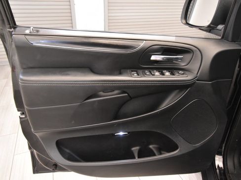 Used 2016 Chrysler Town & Country S image 11