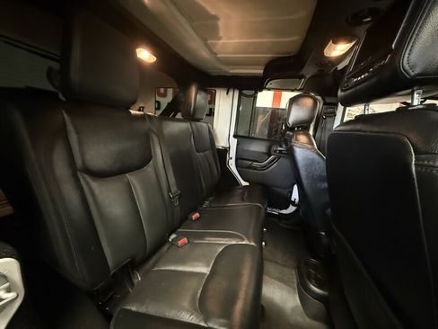 Used 2015 Jeep Wrangler Unlimited Sahara AWD/4WD image 16