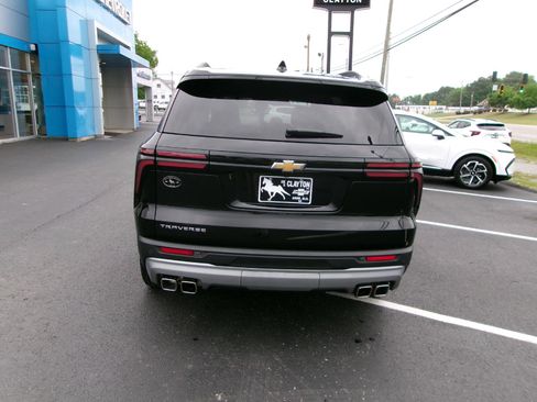Used 2025 Chevrolet Traverse LT FWD image 4