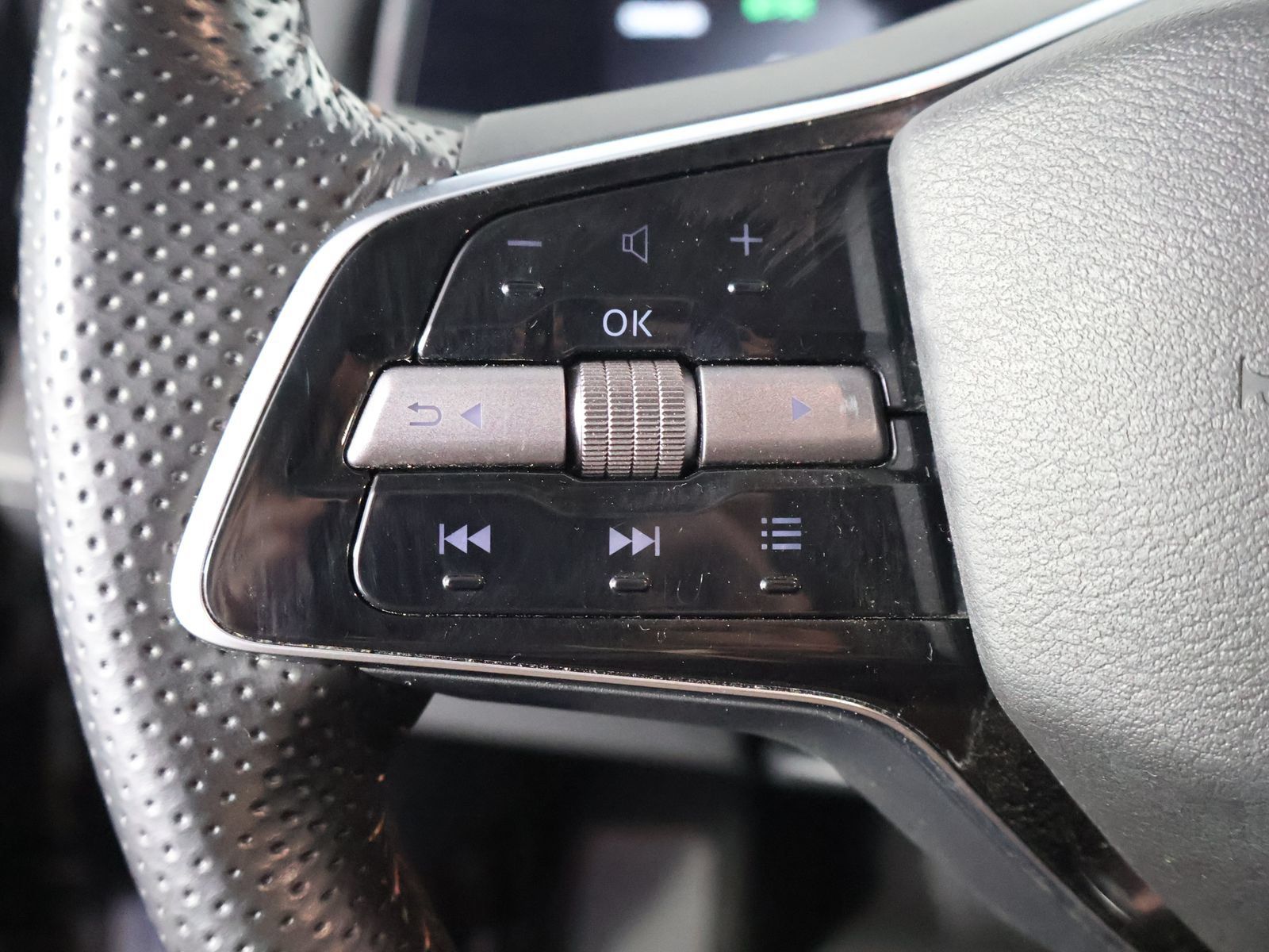 Used 2024 Nissan Ariya AWD image 32