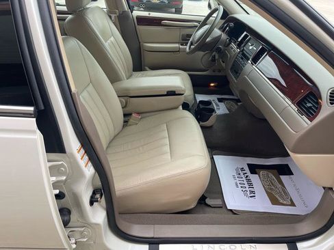Used 2003 Lincoln Town Car Executive RWD image 39