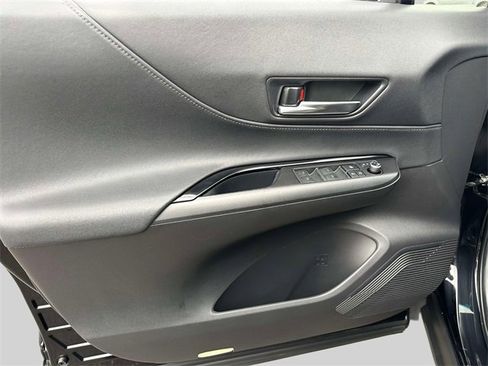 Used 2023 Toyota Venza LE image 17