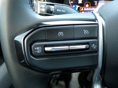 Used 2024 Chevrolet Colorado ZR2 w/ Technology Package AWD/4WD image 21