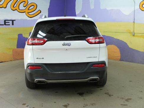 Used 2017 Jeep Cherokee Limited w/ Luxury Group AWD/4WD image 4